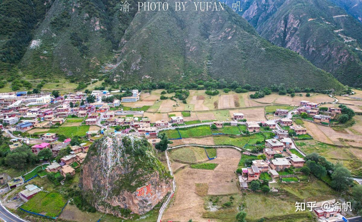 岗托村西藏第一面红旗升起之地如今旧貌换新颜美如世外桃源