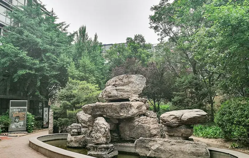 华美橡树岭由低密度电梯薄板式住宅围合而成,共计6栋楼,474户.