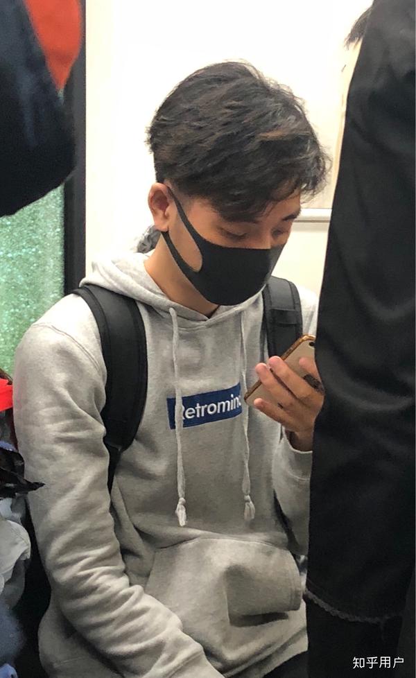 地铁上对面坐着一个帅帅的小哥哥 对不起又花痴了…… 分享给大家