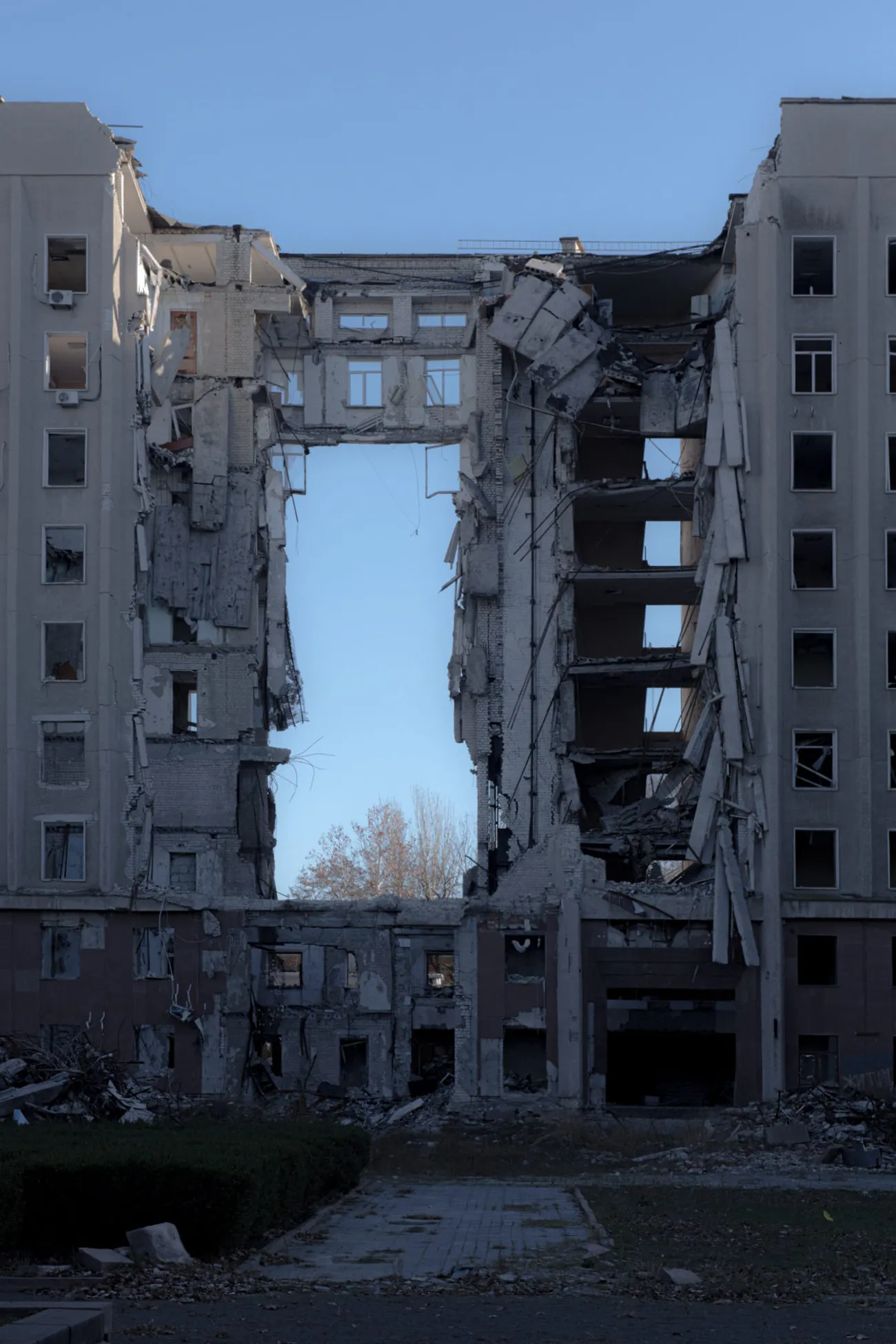 2022 年 3 月 29 日，尼古拉耶夫地区行政大楼遭俄罗斯导弹袭击摧毁