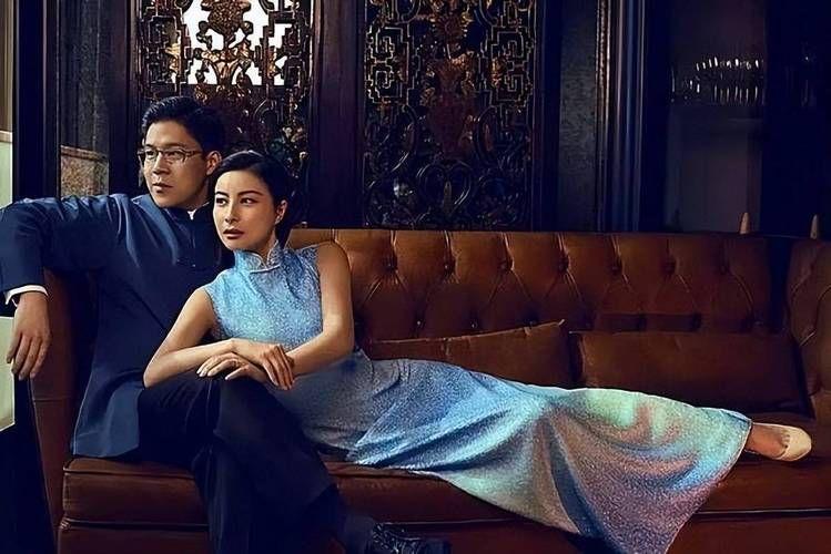 郭晶晶与富豪老公同框穿淡蓝色旗袍美得像一幅画