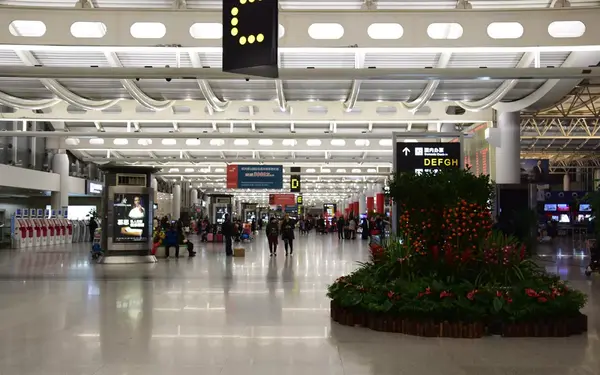 整洁的杭州萧山机场航站楼,此为t1 摄影:拉上窗帘  2017年