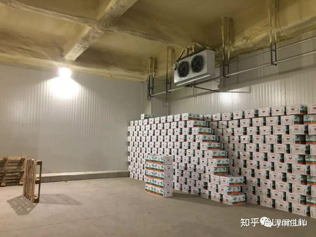 在库中香蕉箱子的摆放必须采用通风式的堆码方式,即每件相邻的箱子