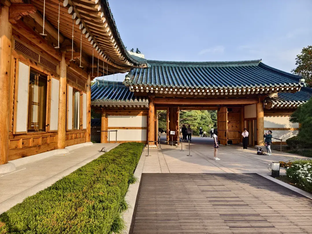 这个曾是韩国最神秘的地点，对游客正式开放了！青瓦台的攻略，来了！外国人也能随便拍照！ - 知乎