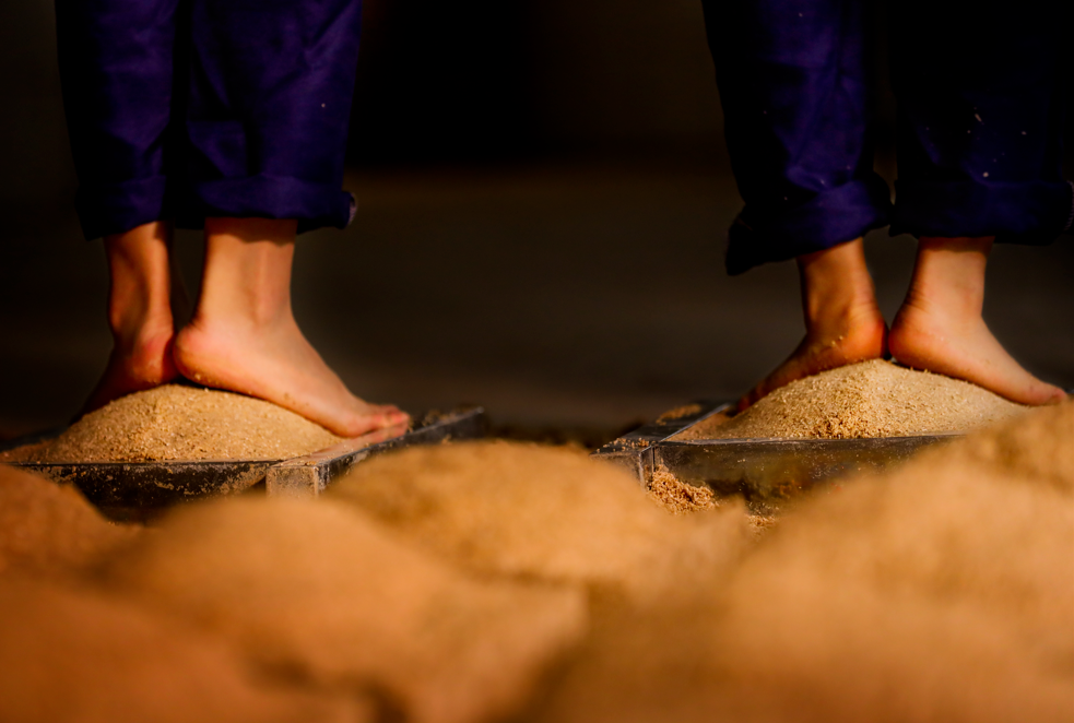 为什么要在端午制曲揭秘茅台镇赤脚踩曲习俗