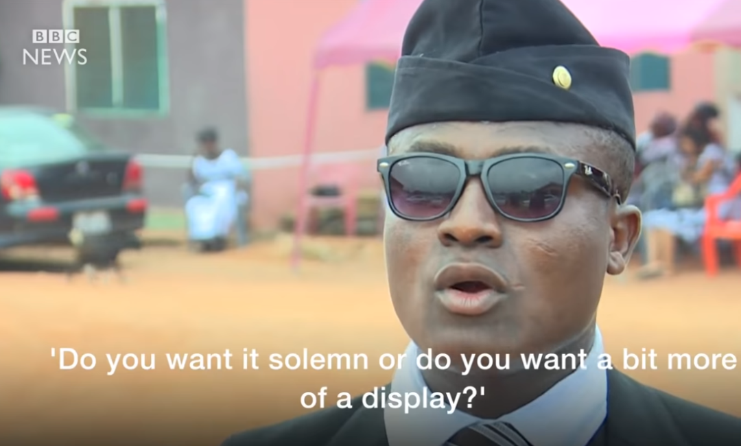 这只抬棺队的创始人兼队长是benjamin aidoo,他也是抬棺舞的发明者.