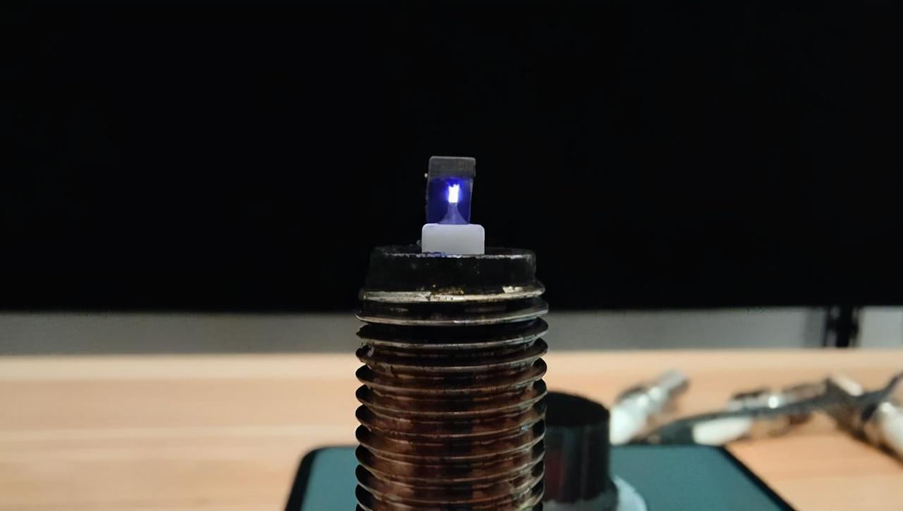 第一步,火花塞点火线圈在火花塞电极两端产生高压电,高压击穿电极间的