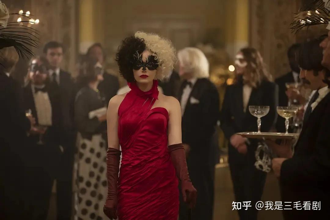 《黑白魔女库伊拉》朋克摇滚时代的复仇女王,疯狂时尚崛起传奇由艾玛·斯通、艾玛·汤普森担任主演 - 知乎