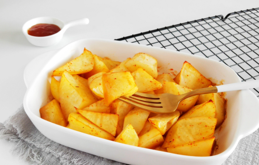 含糖量比较低,口感也没有特别好,但是现在很多国家都在推崇土豆主食化