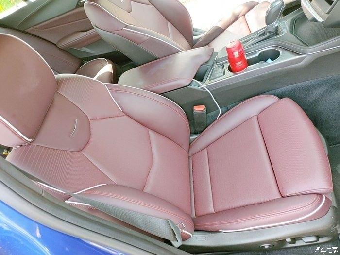 内饰设计比较简单,却不单调,半悬屏,按键操控更显科技感.