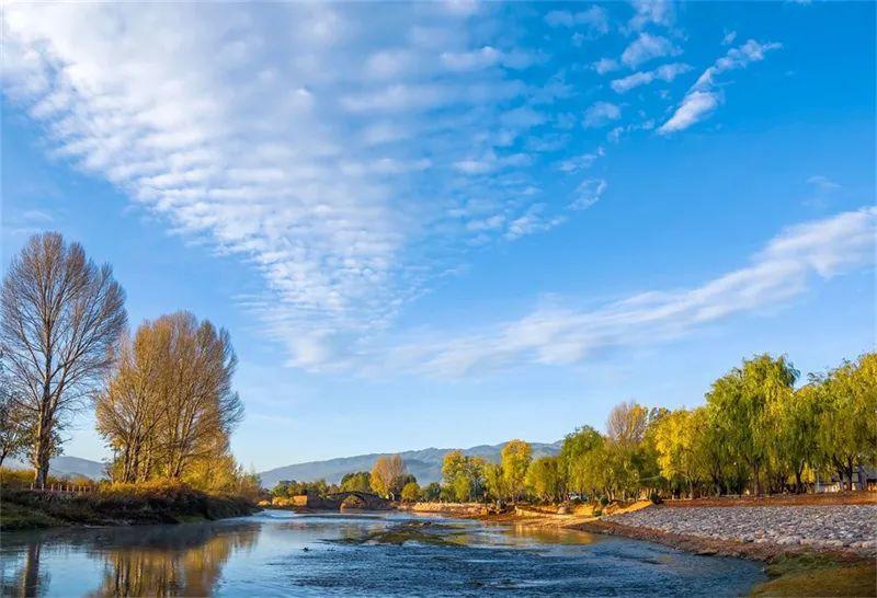宾川县坐标:鸡足山湛蓝的天空下,滚滚云流翻过山峰,穿过丛林,群山仿佛