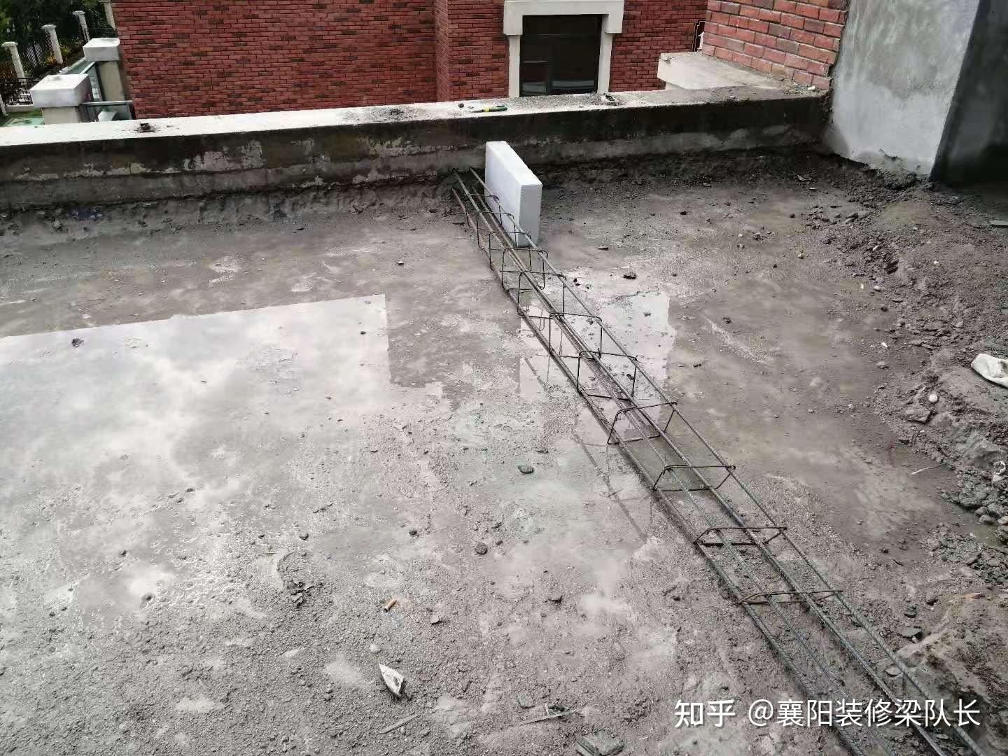 三楼大阳台,设计了一道止水梁,钢筋骨架已做好,稍晚进行混凝土浇灌.