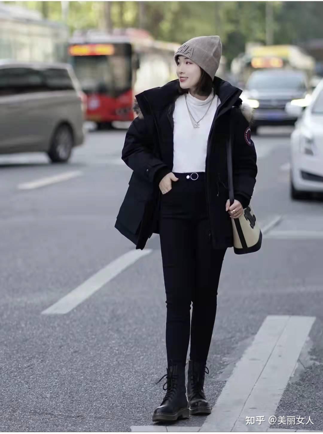 黑色短款羽绒服 内搭白色打底 黑色紧身牛仔裤 黑色马丁靴羽绒服穿搭