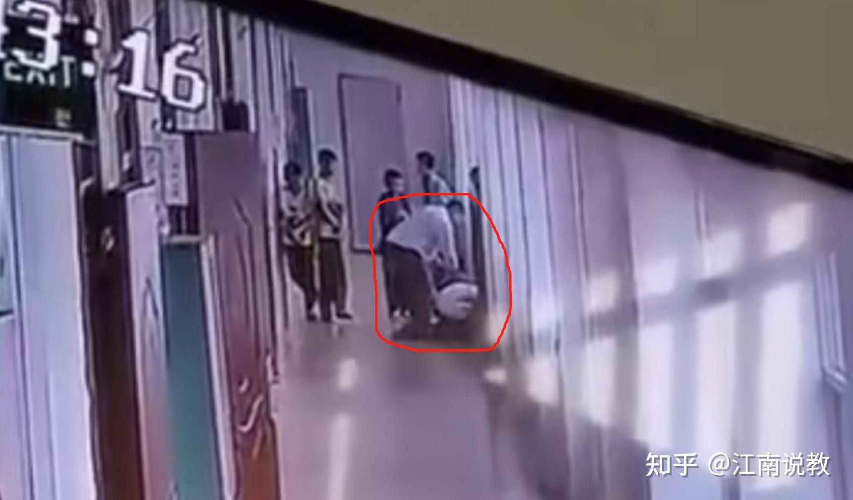 惠州小学老师疑诱奸多名女同学被愤怒的家长围殴，警方：已被刑拘_对其