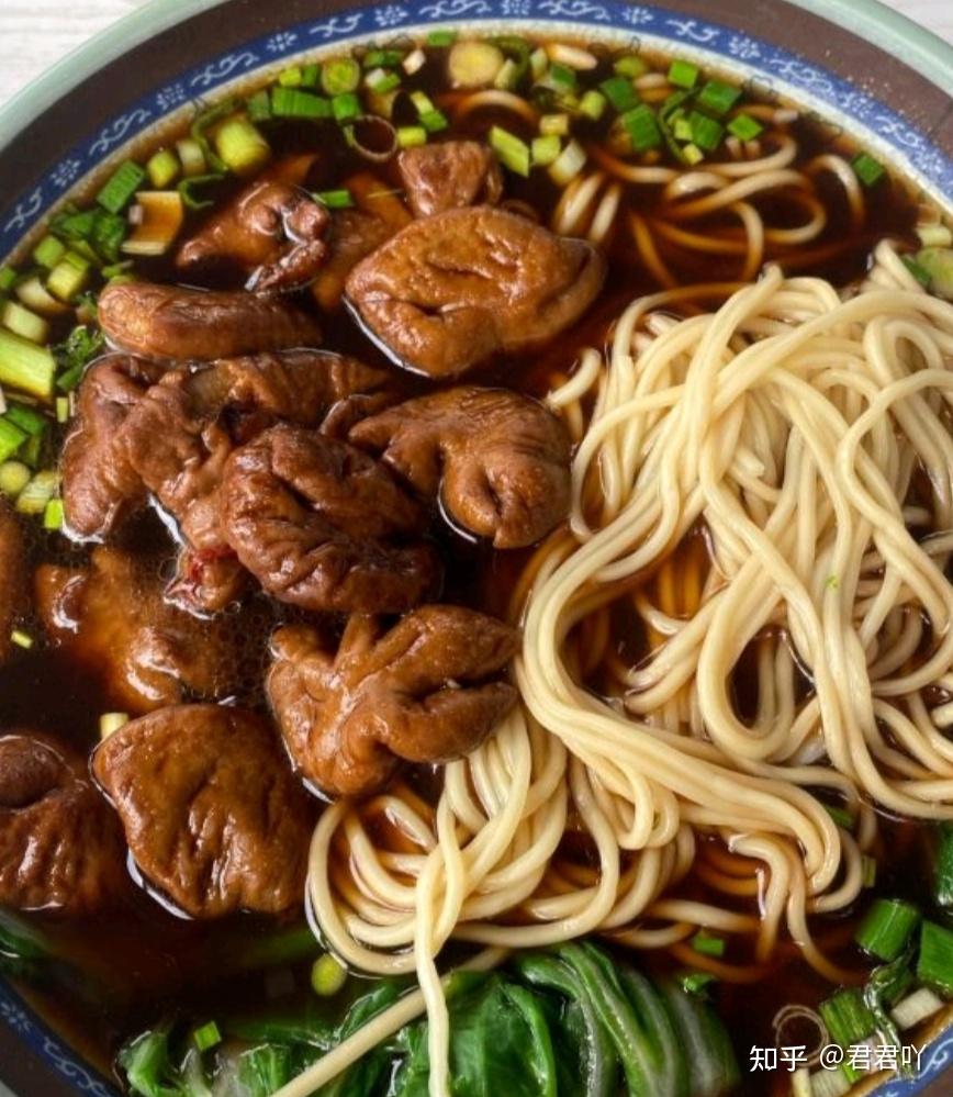 主打肥肠面和小排面,店面很小但是分量挺大的,还不错的老卤面建邺区