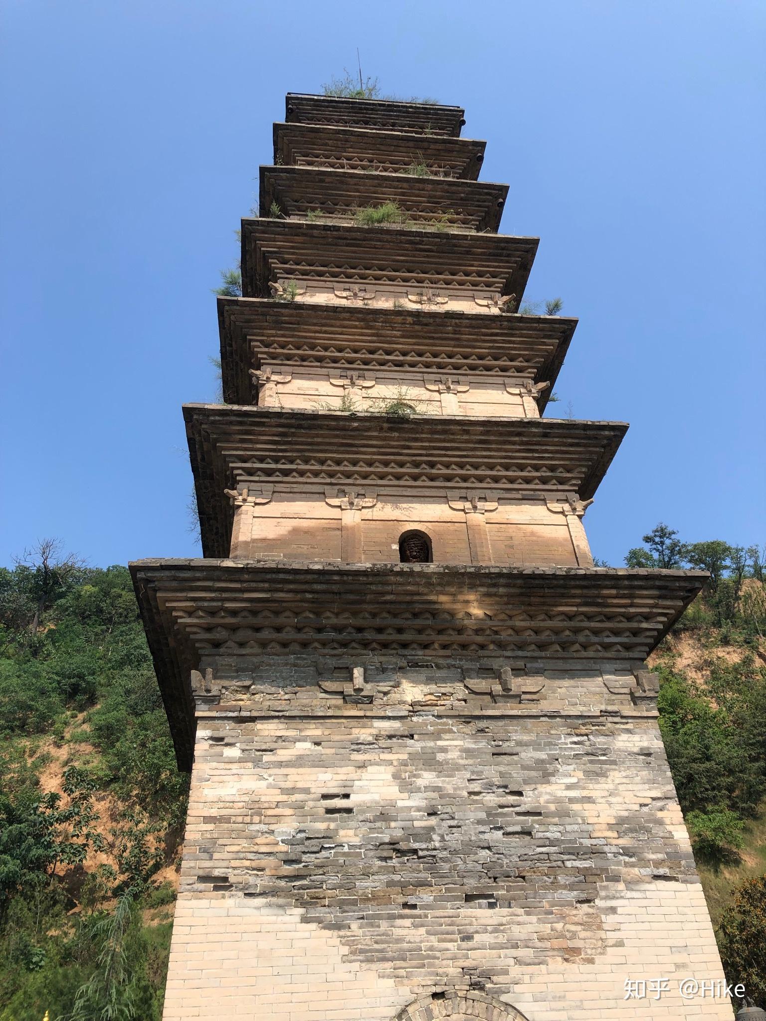 是一座典型的唐塔.我们先看远景图.