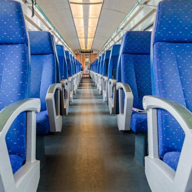 有一等座,二等座和无座,为什么不再设计个「三等座」?