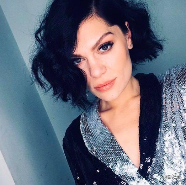 《歌手》节目里,英国女歌手jessie j结石姐,以一首《domino》技惊四座