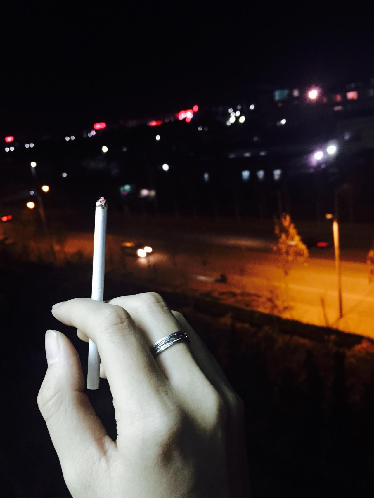 夜里点烟图片