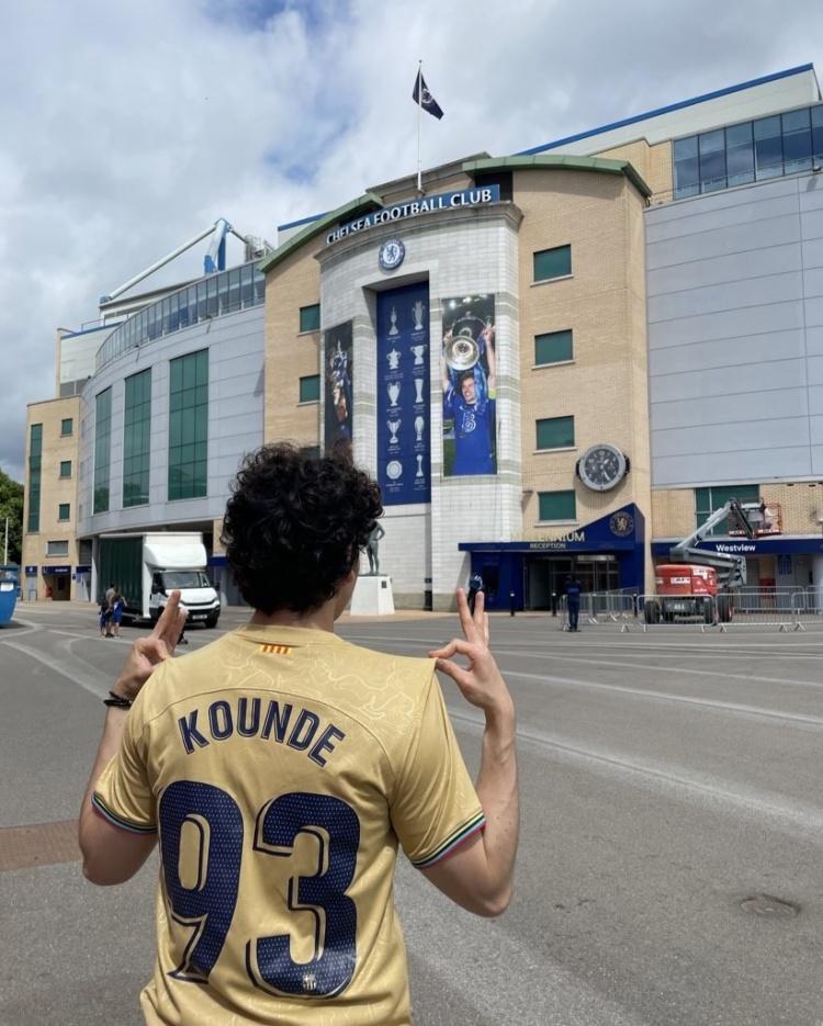 虾仁猪心巴萨球迷身穿孔德93号球衣现身斯坦福桥场外