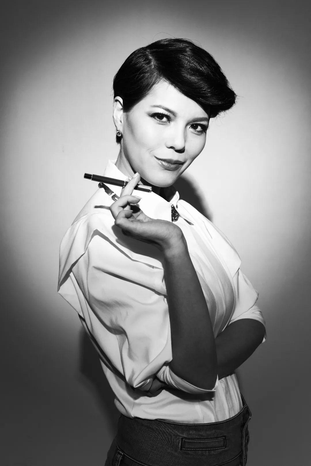 虽然你现在看到的黄欢自信开朗,拥有自己的事业,有着明确的奋斗目标