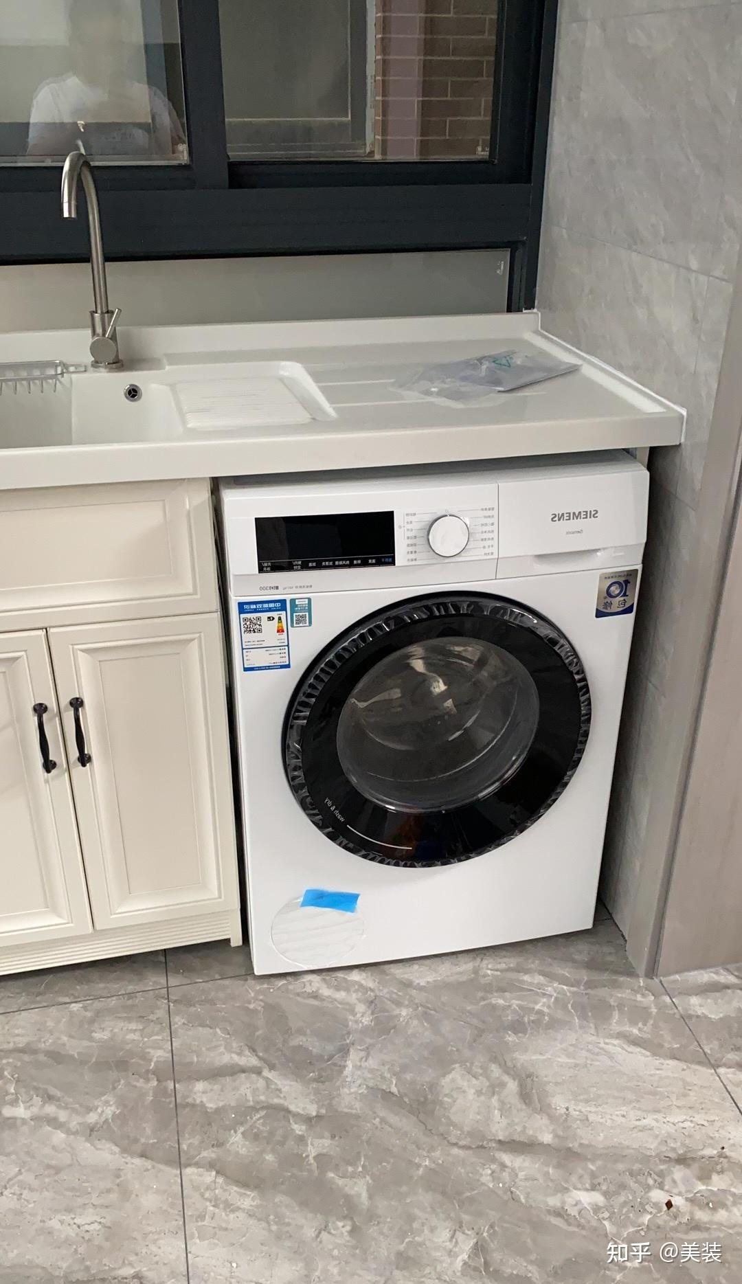 卫生间空间有限,所以干脆把洗衣机放在了阳台上,和洗脸池组合在一起