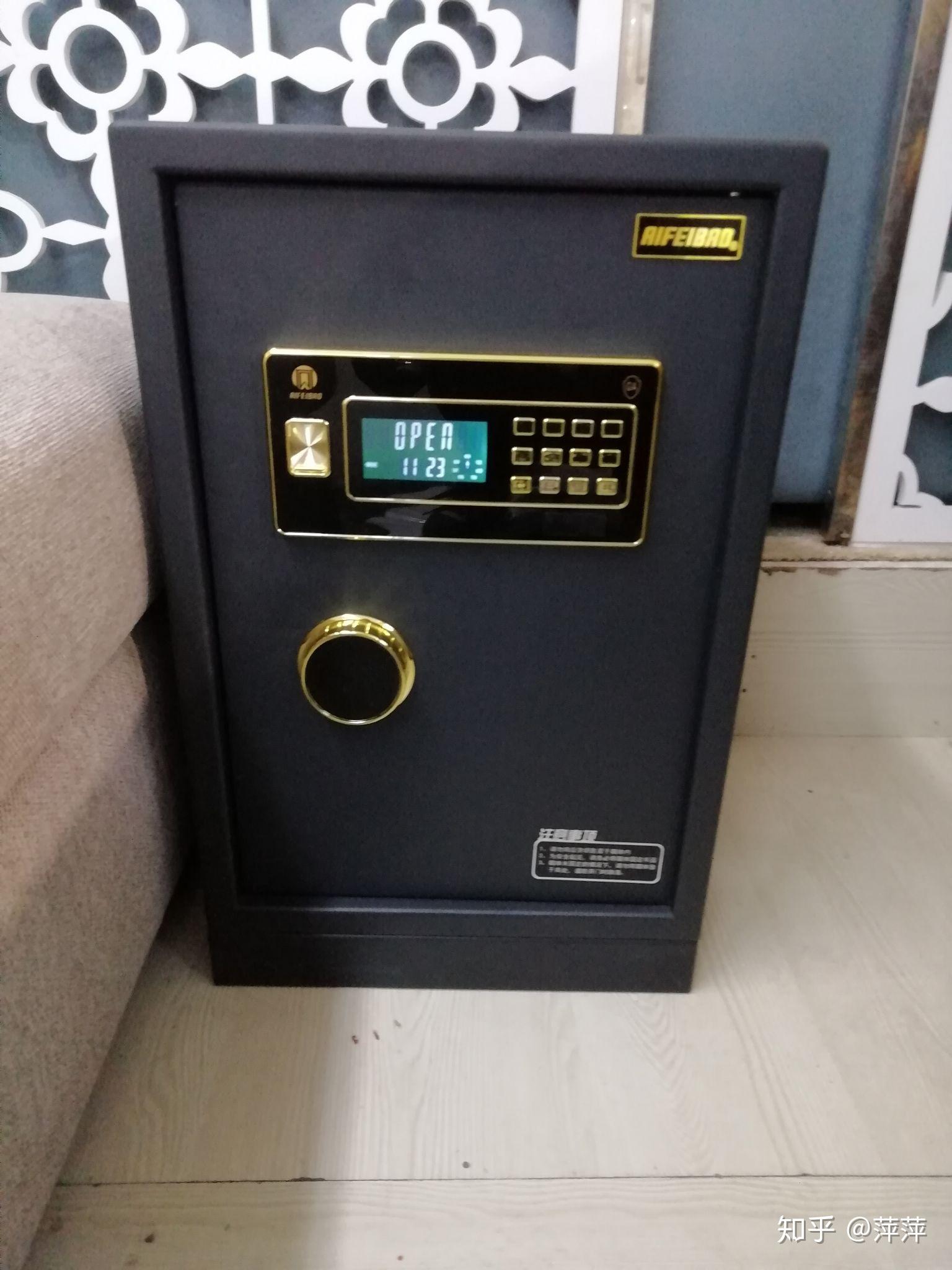 保险柜外观黑色磨砂,内饰绒布,防止磕碰.