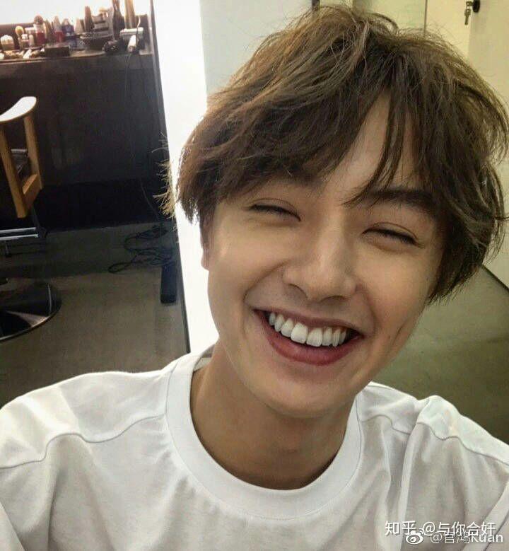 如何评价官鸿的颜值?