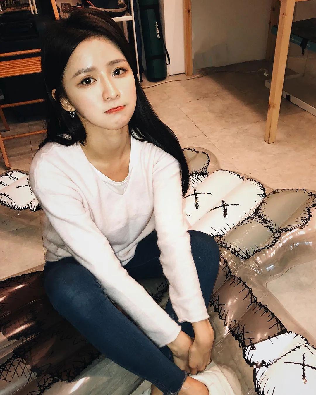 除了婚史之外,蔡卓宜另一个备受争议的点,应该就是她的唱跳表现了.