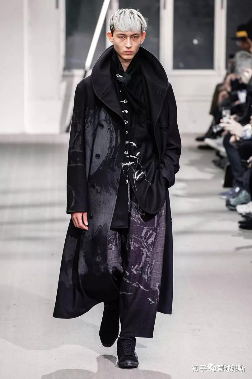 山本耀司2019aw系列这次山本耀司将黑色布料作为画布用服装来了一场