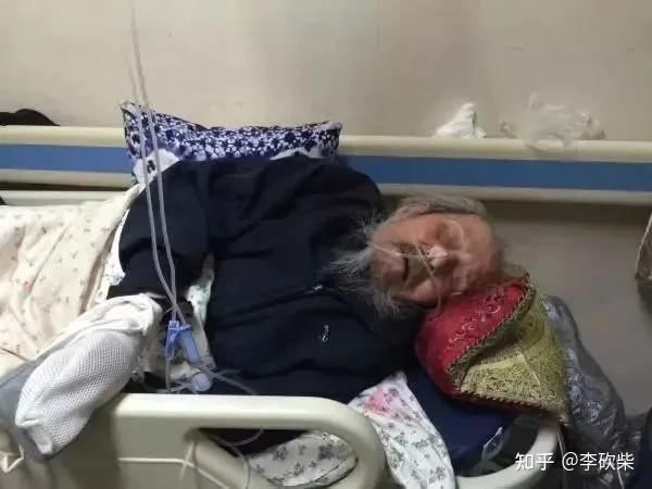 4年前老人病卧医院走廊的照片爆红真相大白后网友说欠他太多