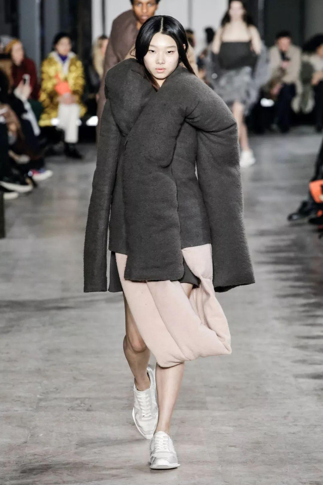 eu最佳秋冬男装prada与工业设计师,建筑师跨界合作致敬品牌经典的黑色