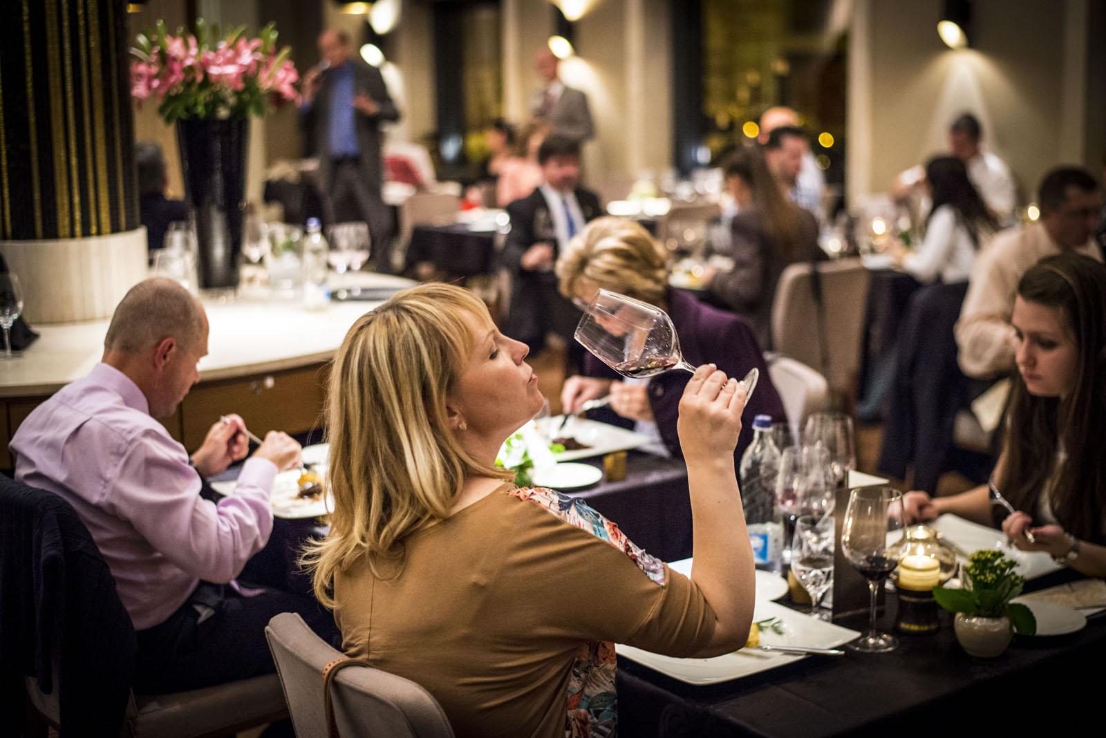 师拼命地把糖分弄出红葡萄酒,而中国人却拼命地往红葡萄酒中添加糖分