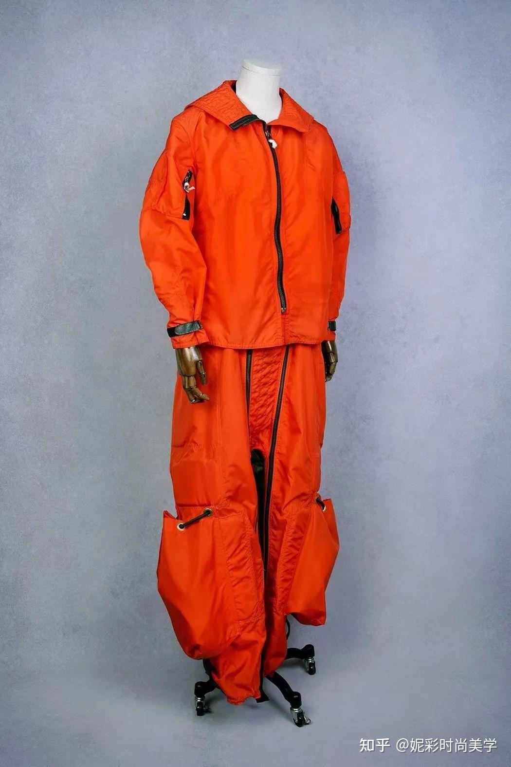 复古展厅消防员也许是世界上最受尊重的职业,但橙色救援服并不是用来