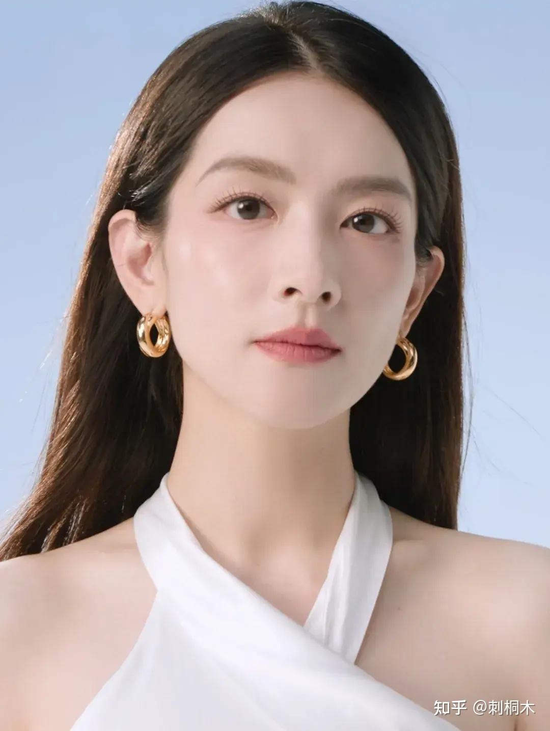 陈昊宇露肩白裙,撩拨我的心房 - 知乎