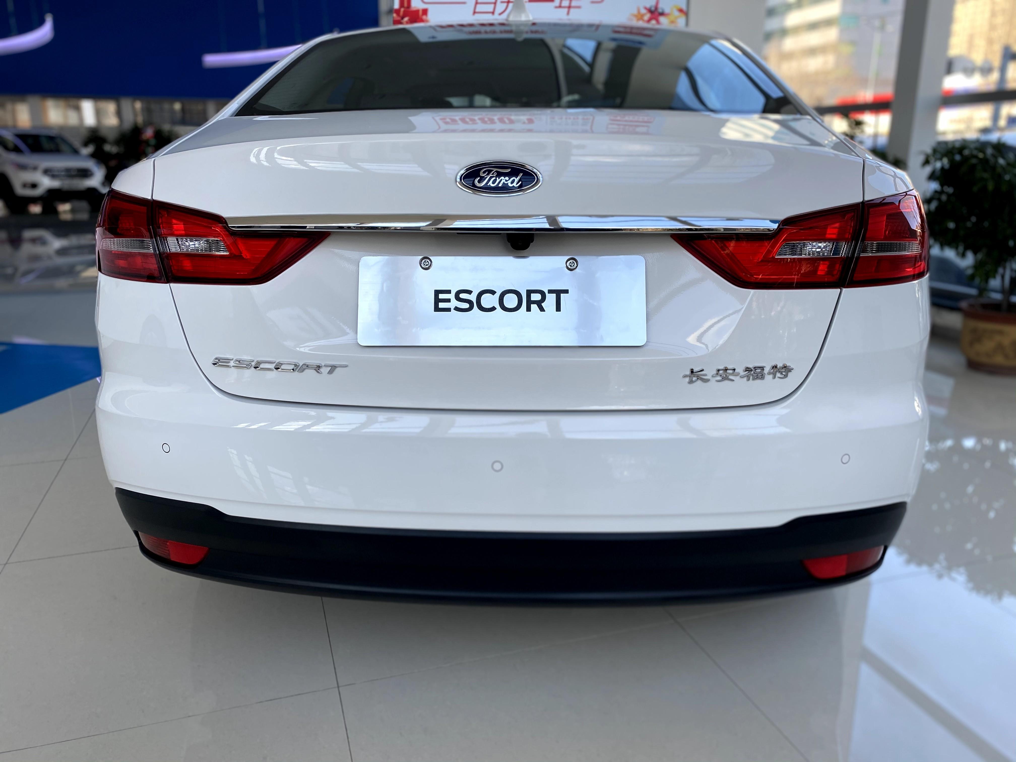 到店实拍福特福睿斯外观稳重性价比高