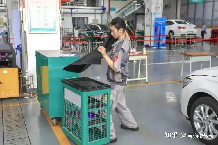 深圳"汽修女孩",一月内三登央视,获5亿流量,颜值与实力并存