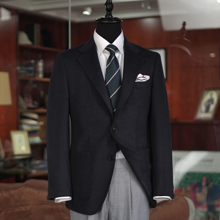 这套灰色法兰绒意式西装,名厂面料牌面足,国产平价太难忘——就怕你