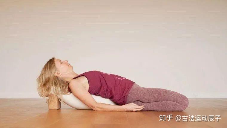 瑜伽跪躺的正确姿势图片