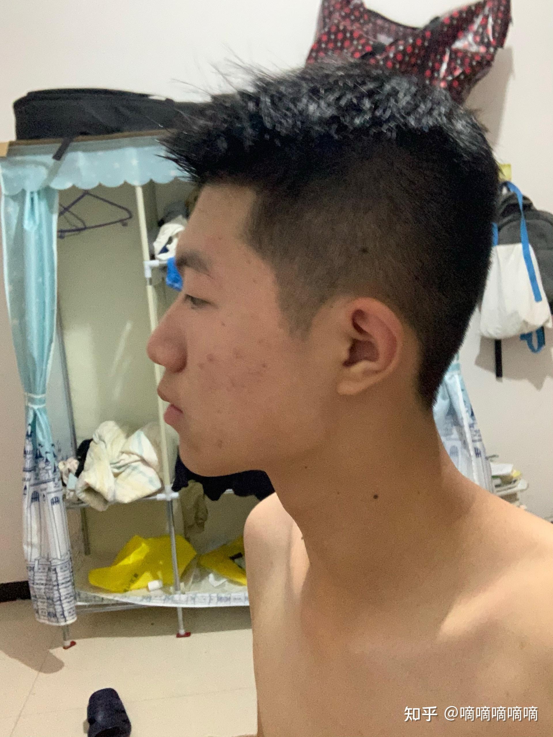 扁头男生应该剪什么发型?