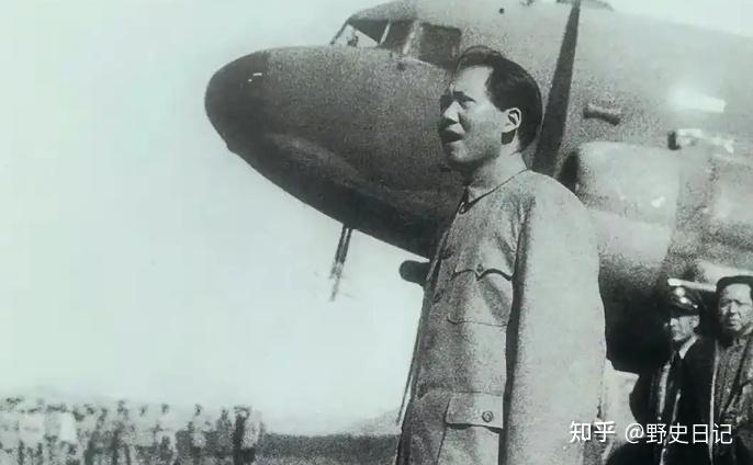 1945年李达奉命去机场接人,见到飞机上的人出来时,当场呆住了! - 知乎
