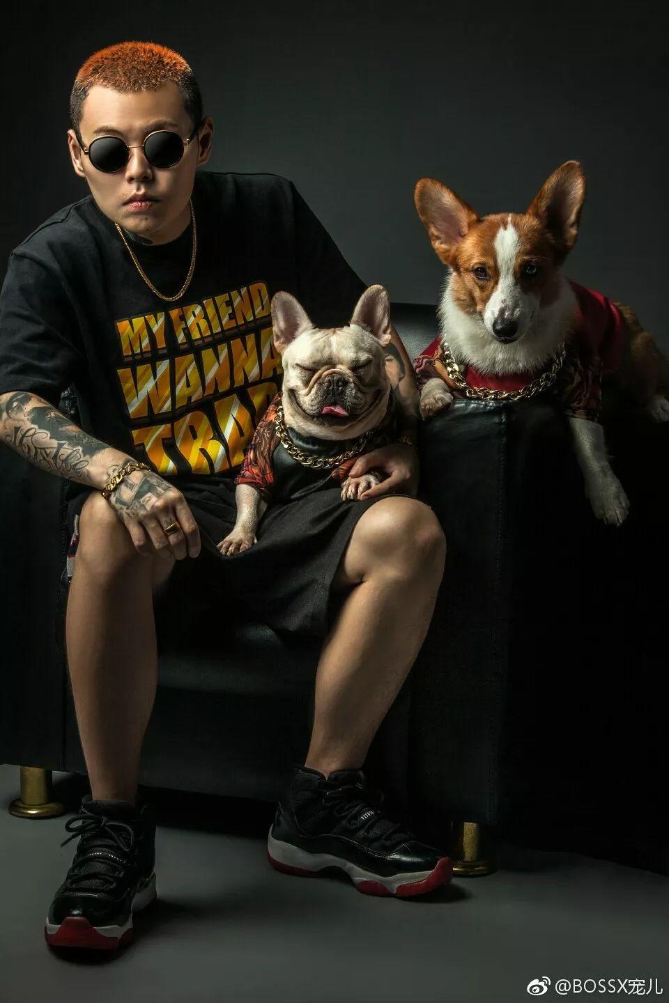 谢老板亲自上阵,给狗店拍宣传照谢帝多有钱我不知道,总之是名副其实的