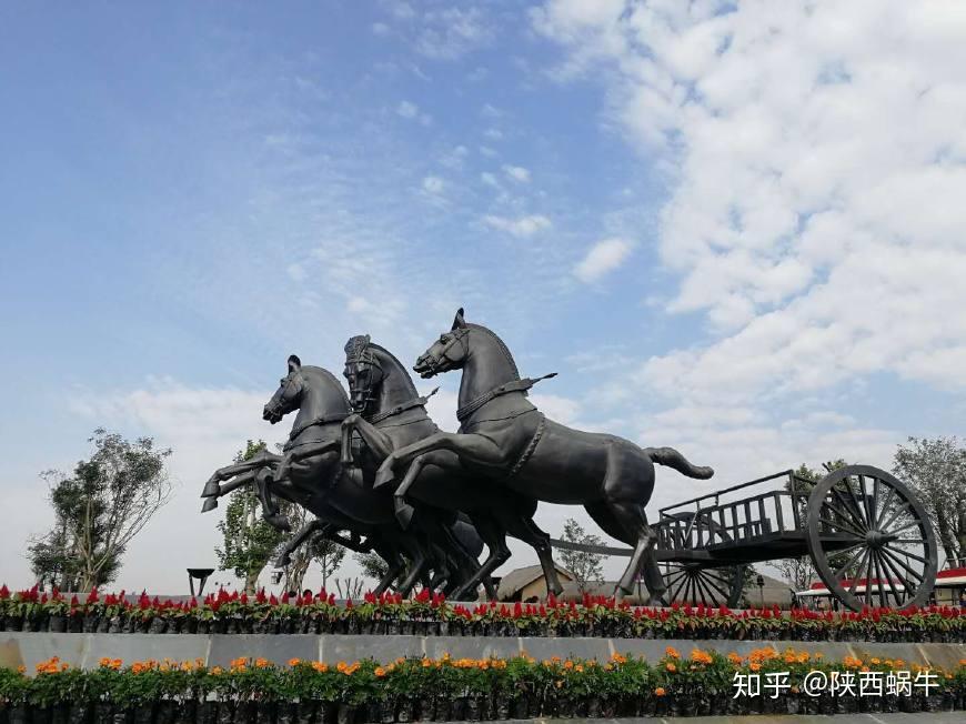 一进门"天子驾六"的车马雕塑矗立在中轴线的最前端,天子驾六是我们