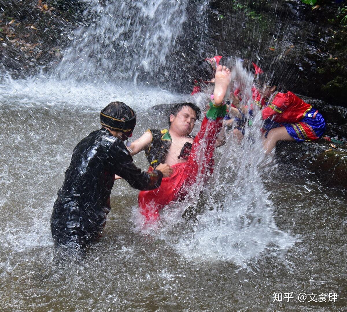 所谓"接露水",意思就是在七夕用脸盆接露水的习俗.