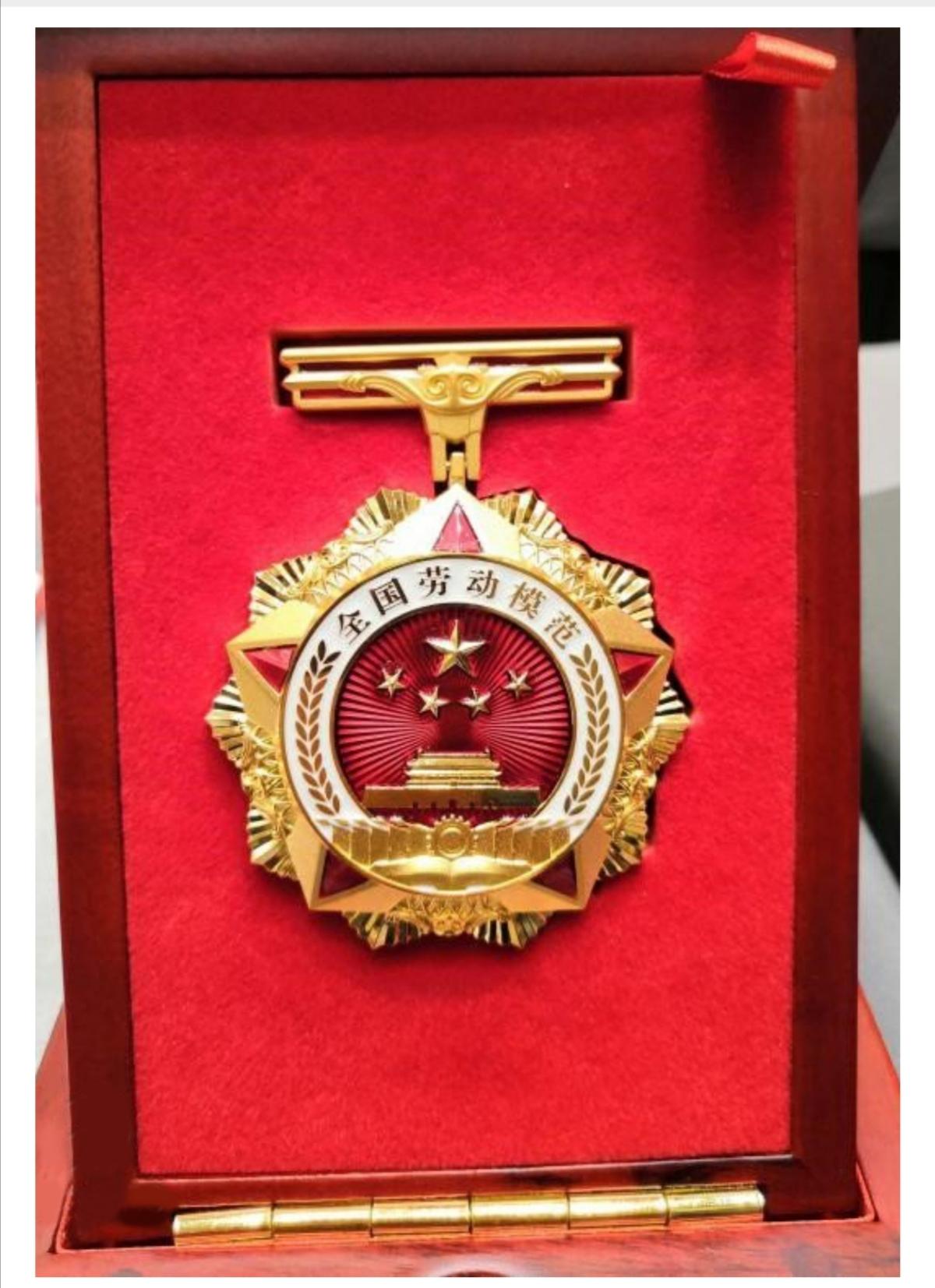 天津联通曹俊忠荣获全国劳动模范称号