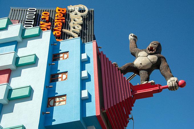 山,而是加拿大尼亚加拉瀑布城最繁华的街道之一,又译"克里夫顿欢乐街"