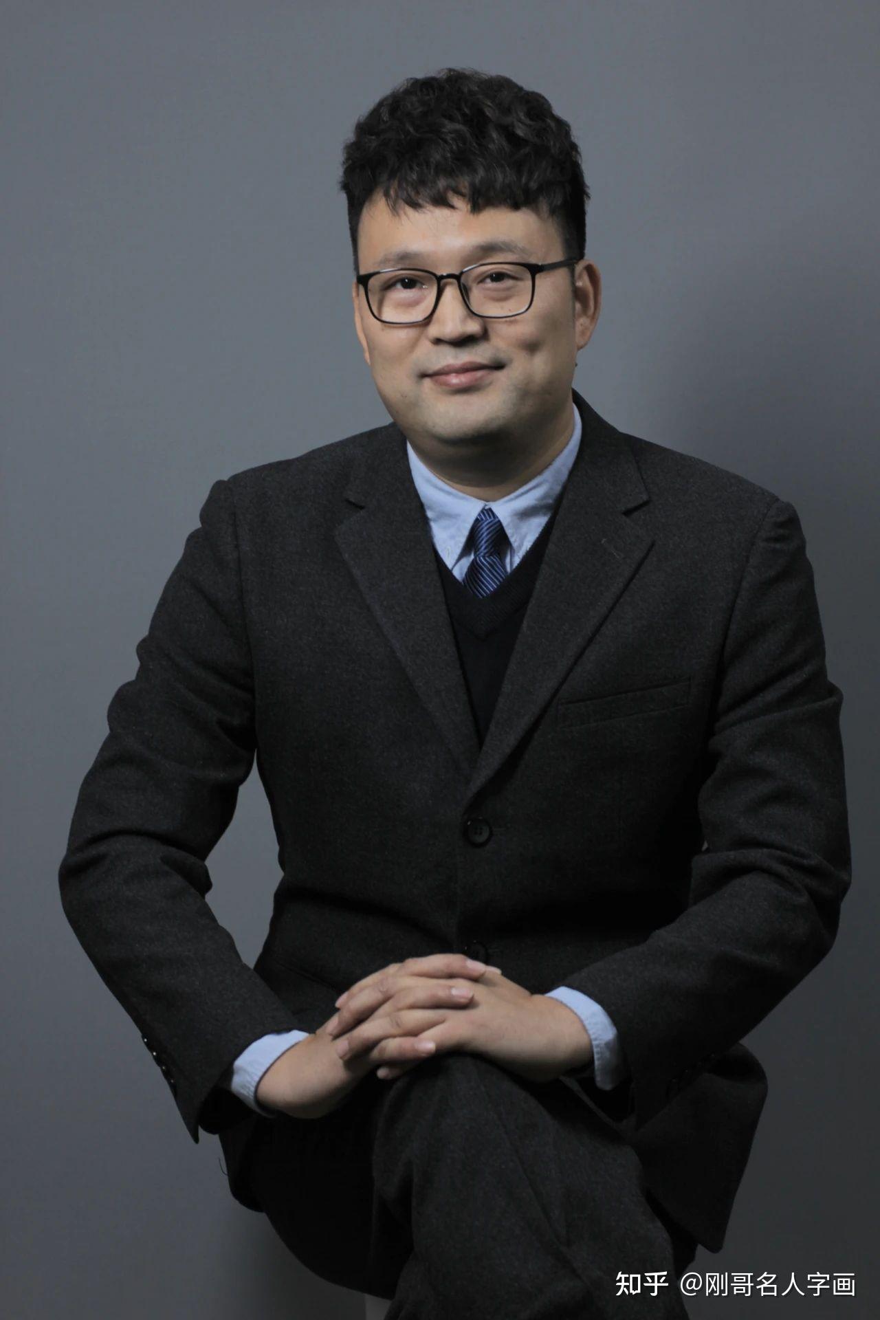 刘健平河南南阳人,贵州省画院专职画家.