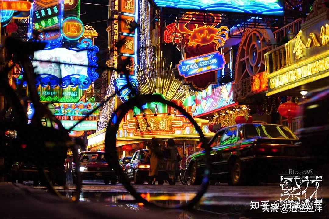 在展开这话题前,先就此片中的拍摄手法唠叨几句:王家卫在 《繁花》