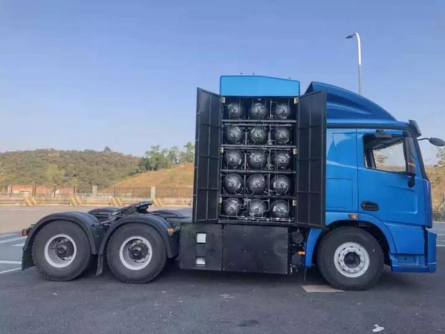 15个储氢罐满载40吨续航400公里佛山飞驰氢能牵引车亮相