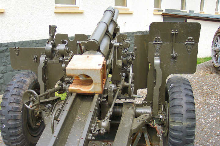 还是以flak36 88毫米高炮为例火炮中承载炮管上下起落的部分叫摇架